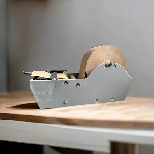 ¿Cómo funciona un dispensador de cinta kraft engomada? (Y por qué decidí usarlo en mi ecommerce)